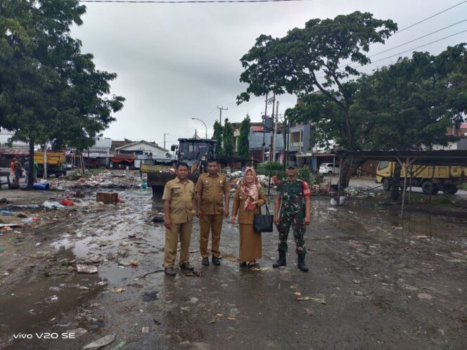 
					Kolaborasi  Babinsa 06/Panca Rijang bersihkan Pasar Sentral Rappang