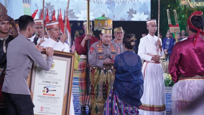 
					Kapolri Diberi Gelar Adat Dan Pusaka oleh Dewan Adat  Kerajaan di Sulawesi Selatan