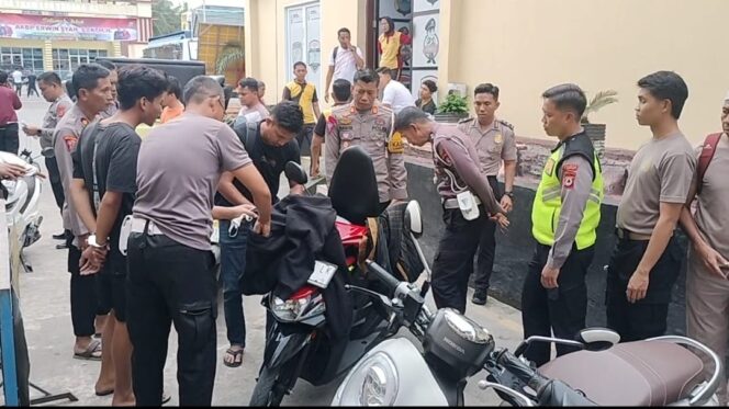 
					Gegara Tidak Pakai Helm Pria Ini Ditemukan Anggota Sat Lantas Polres Sidrap Bawa Sabu