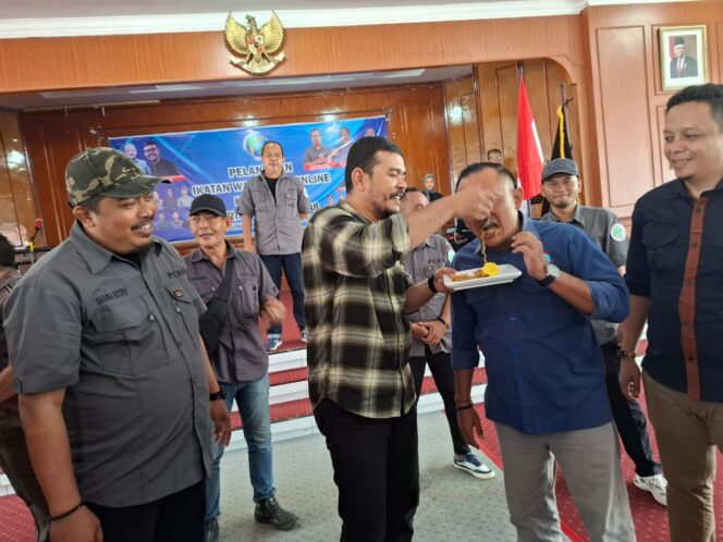 
					Perayaan HUT IWO ke 12 Ditandai Potong Tumpeng Oleh Ketua Umum