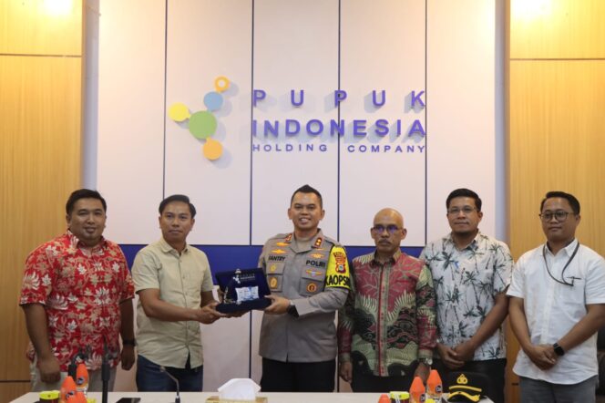 
					Perkuat Produktivitas Pertanian Kapolres Sidrap Kawal Kunjungan Kerja ke PT. Pupuk Indonesia