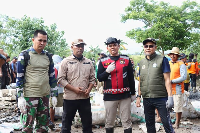 
					Tumpukan Sampah Plastik di Sungai Walatedong Sangat Memprihatinkan Polres dan Dandim Sidrap Turun Tangan