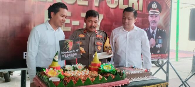 
					Wakapolres Sidrap Potong Tumpeng di Ultah Reserse Polri ke-77