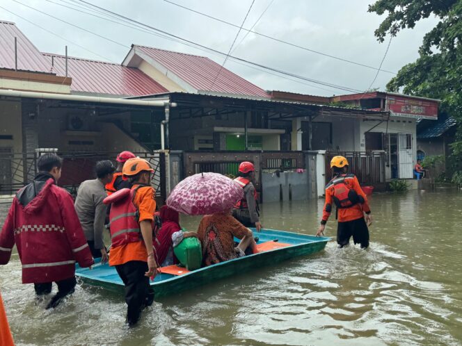 
					Polri Gerak Cepat Evakuasi Warga Terdampak Banjir di Sulawesi Selatan