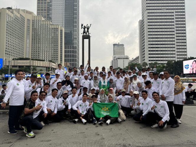 
					Penasihat Dharma Wanita Persatuan Kemenag RI Lepas Santri Fun Walk 2024