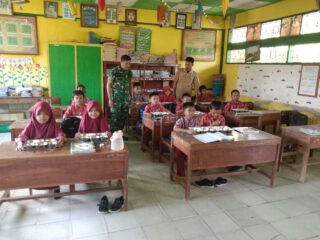 Babinsa Kodim 1420/Sidrap Pastikan Distribusi Makanan Bergizi Gratis Tepat Sasaran