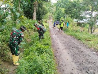 Koramil 03/Maritengngae dan Masyarakat Talumae Bersatu dalam Karya Bakti Pembersihan Saluran Air