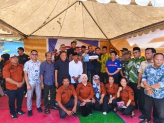 Warga Tellu Limpoe Senang! Bupati Datang Serahkan Truk Sampah Baru