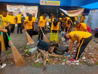 Bakti Sosial Bersih Bersih Pasar, Polres Sidrap Sigap Turunkan Ratusan Personel