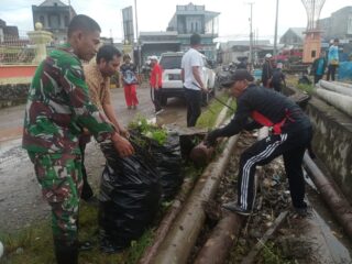 Perkuat Sinergitas, Babinsa Koramil 1420-05/Dua Pitue Bersama Warga “Sikat” Drainase Lapangan Andi Takko