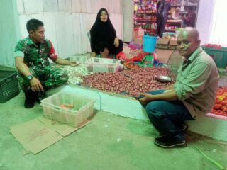 Pastikan Dapur Warga Tetap "Ngebul" di Bulan Ramadan, Babinsa Tanru Tedong Terjun ke Pasar