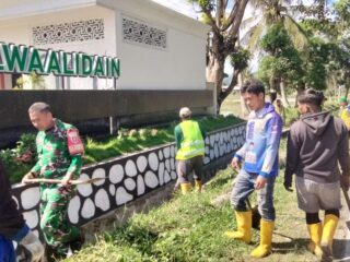 Perkuat Sinergitas, Babinsa Ciro-Ciroe Bersama Warga Bersihkan Saluran Air Masjid Birrul Walidain