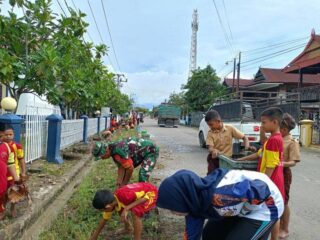 Babinsa Koramil 1420-03/Maritengngae dan Siswa SDN 1 Watang Sidenreng Bahu-Membahu Bersihkan Saluran Air