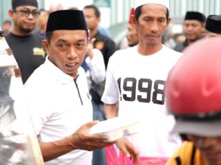 Sisi Humanis Bupati Sidrap, Berbagi Takjil Bersama Teman Sekolah