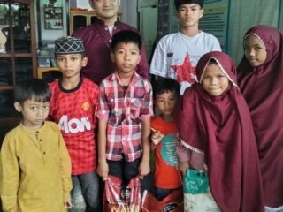 Tebar Kebaikan, Remaja Masjid Baburroyyan Griya Antang Harapan Salurkan Zakat ke Anak Panti