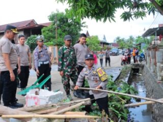 Polisi dan Warga di Sidrap Gotong Royong Bersihkan Selokan Cegah Banjir